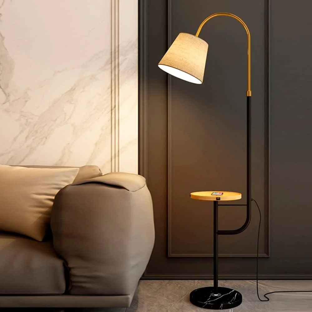 Luminária de Chão Akila com Carregador 160cm em ambiente decorado
