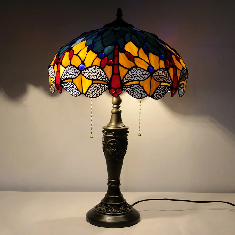 Abajur Tiffany Asa Vermelha 65cm em ambiente decorado