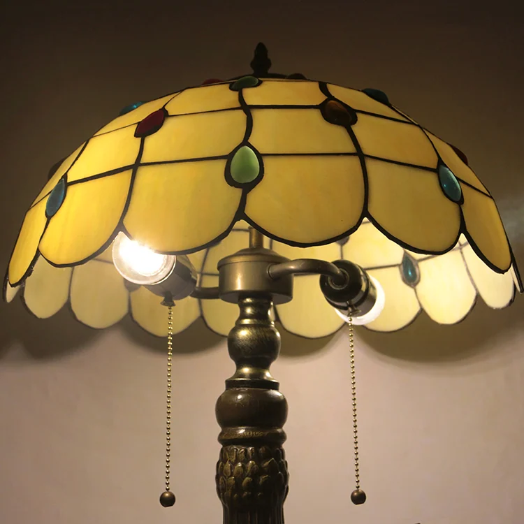 Abajur Tiffany Pérolas Majestosas 65cm