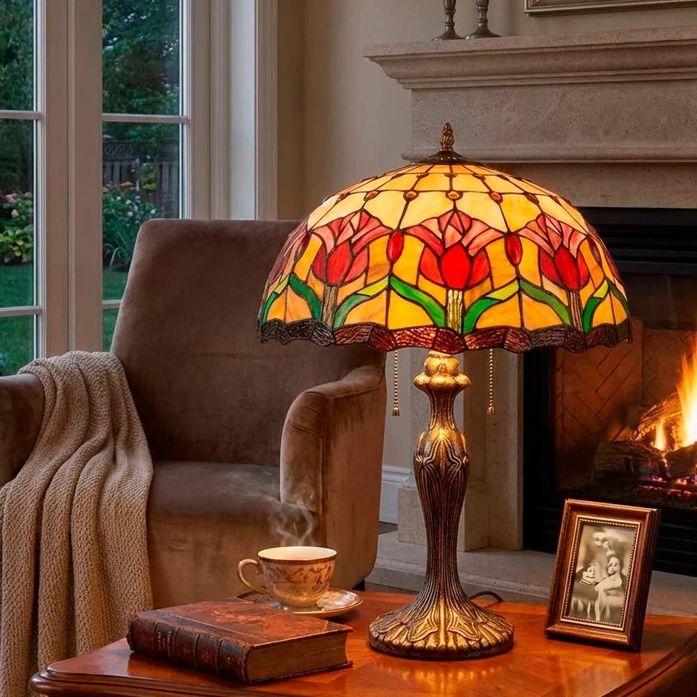 Abajur Tiffany Arlequim Vitral 65cm em ambiente decorado