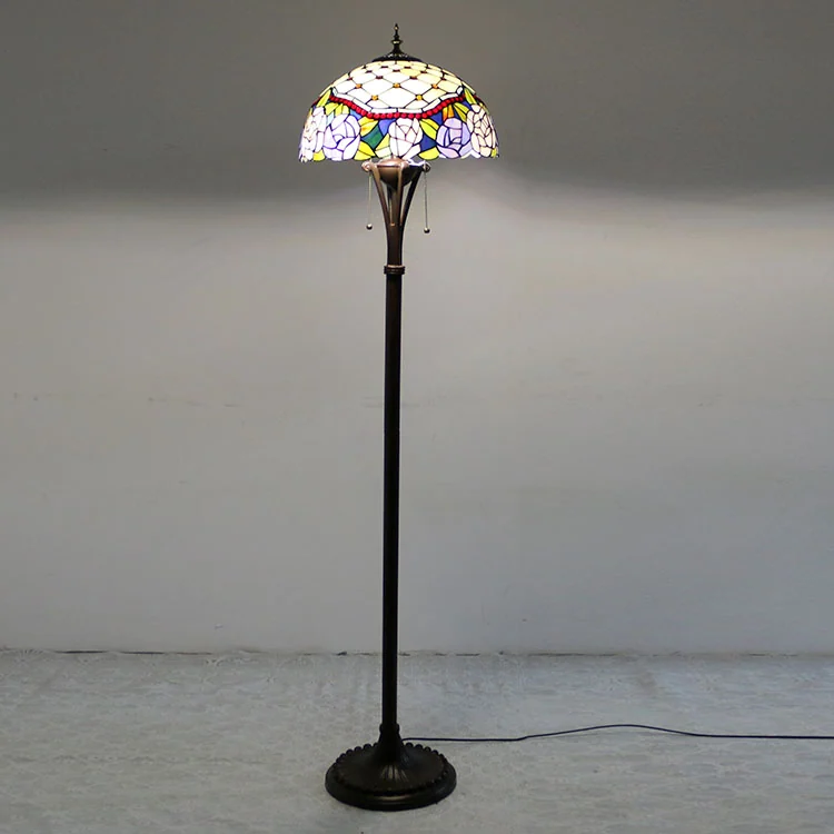 Abajur de Chão Tiffany Rosa Aurora 160cm em ambiente decorado