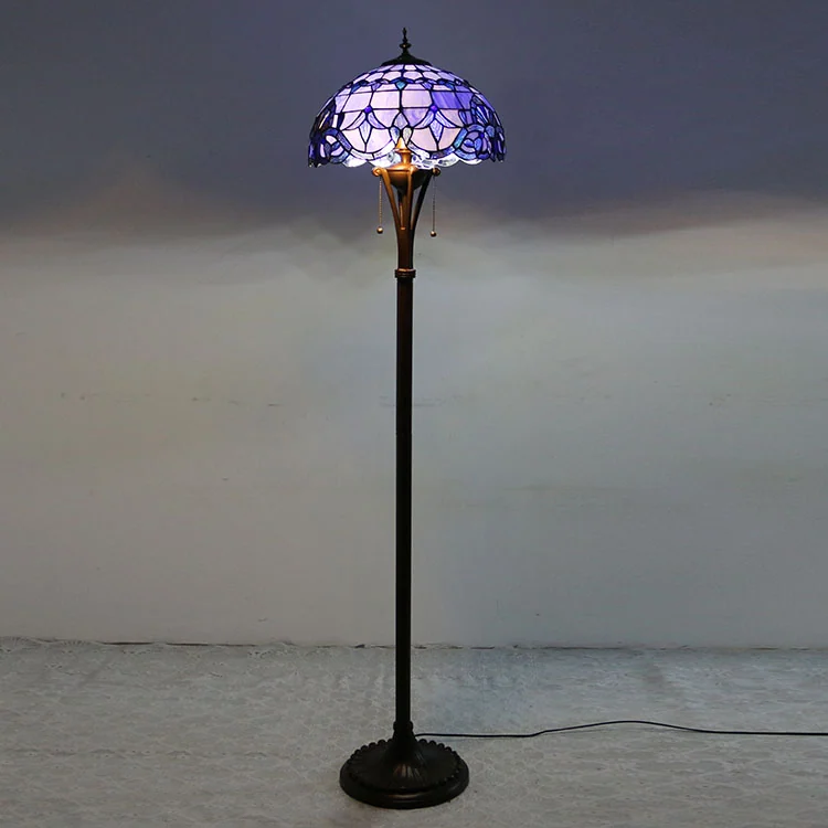 Abajur de Chão Tiffany Baronesa 160cm em ambiente decorado