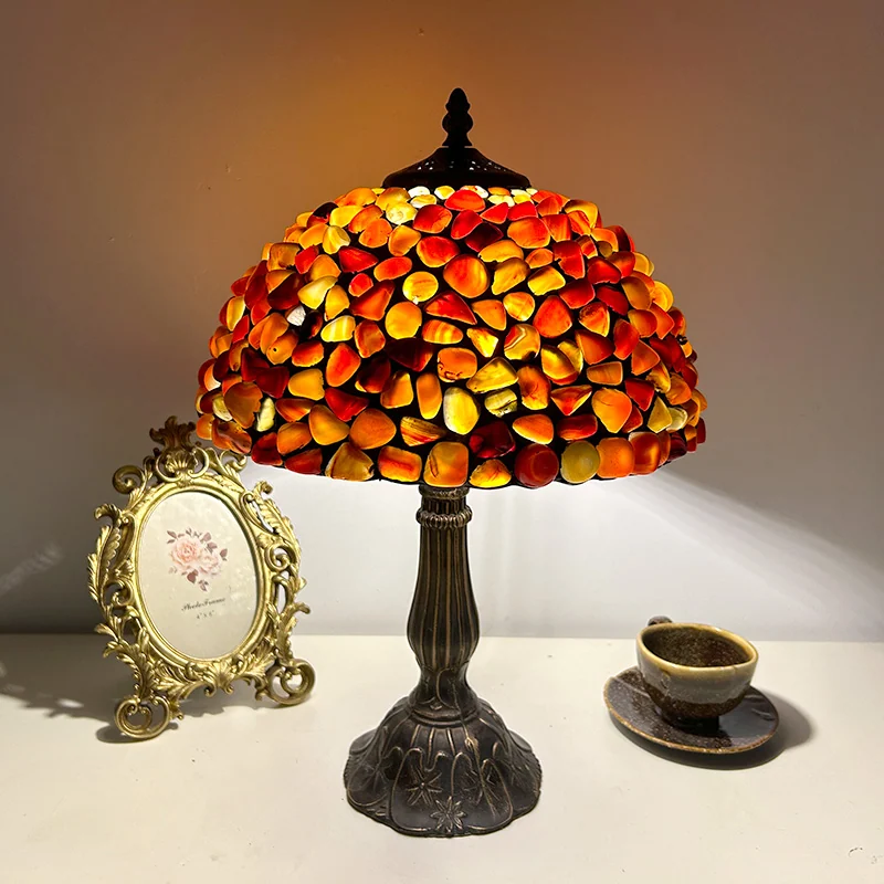 Abajur Tiffany Atena 46cm em ambiente decorado