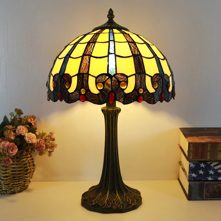 Abajur Tiffany Art Nouveau 46cm em ambiente decorado