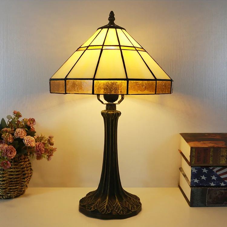Abajur Tiffany Âmbar Dourado 46cm em ambiente decorado