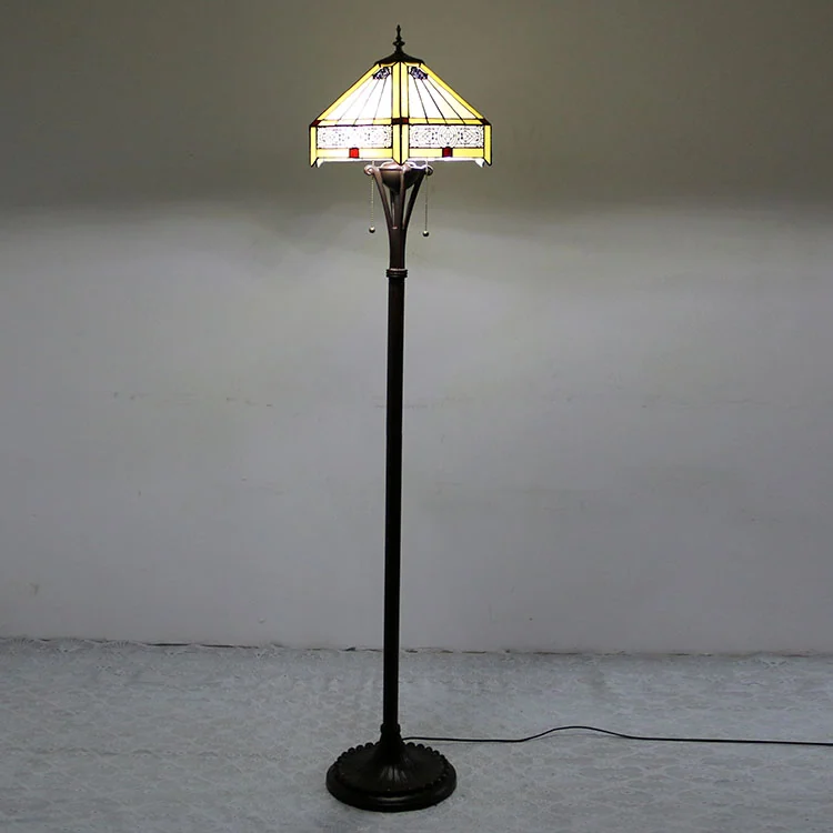 Abajur de Chão Tiffany Legado Clássico 160cm em ambiente decorado