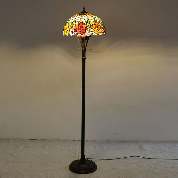 Abajur de Chão Tiffany Florisbela Vermelha 160cm em ambiente decorado