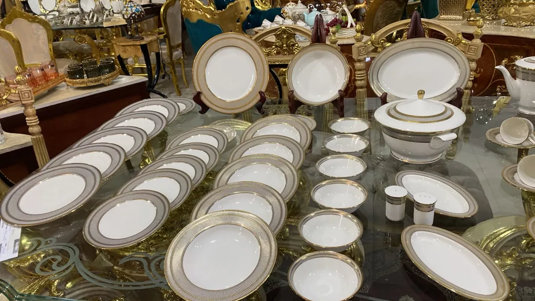 Aparelho de Jantar Filete de Ouro 32 Peças em ambiente decorado