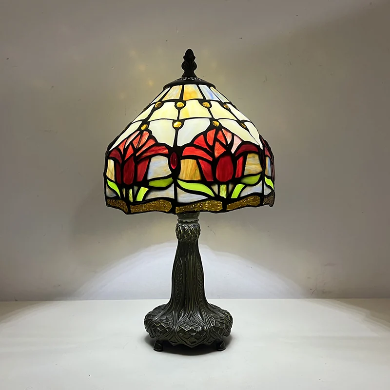 Abajur Tiffany Aura 36cm em ambiente decorado
