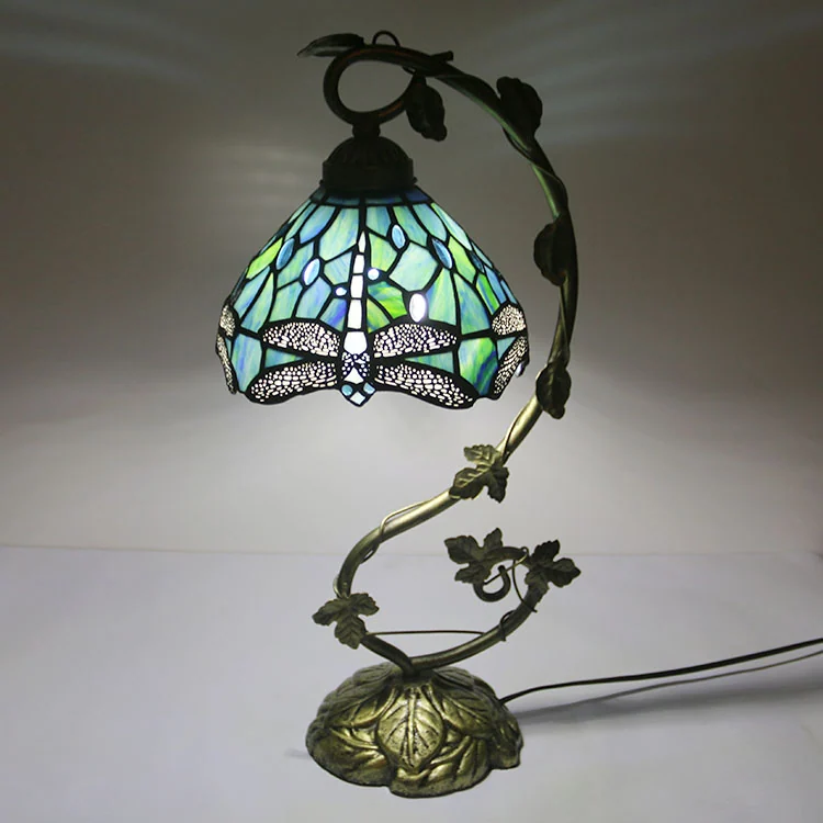 Abajur Tiffany Asa de Esmeralda 52cm em ambiente decorado