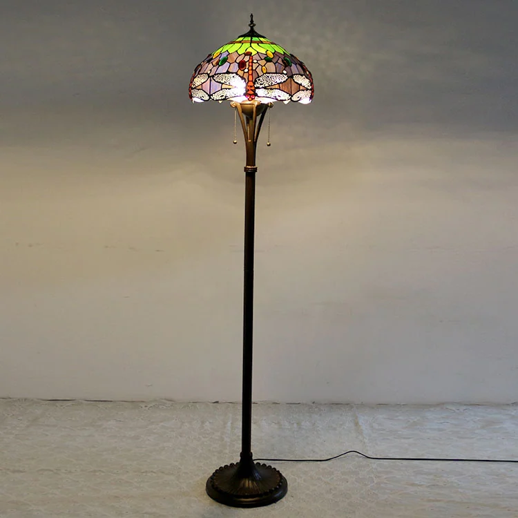 Abajur de Chão Tiffany Libélula Rubi 160cm em ambiente decorado